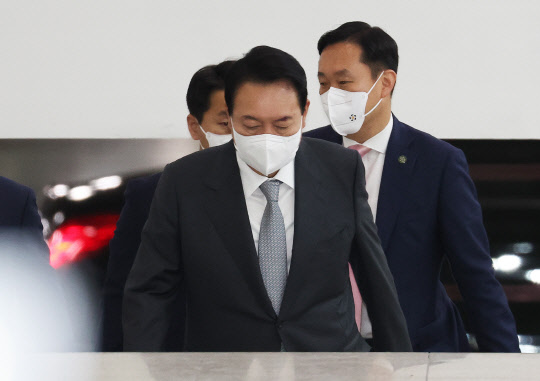 한덕수 국무총리 후보자 임명동의안 국회 본회의 표결을 하루 앞둔 19일 오전 윤석열 대통령이 서울 용산 대통령실 청사로 출근하고 있다.<연합뉴스>